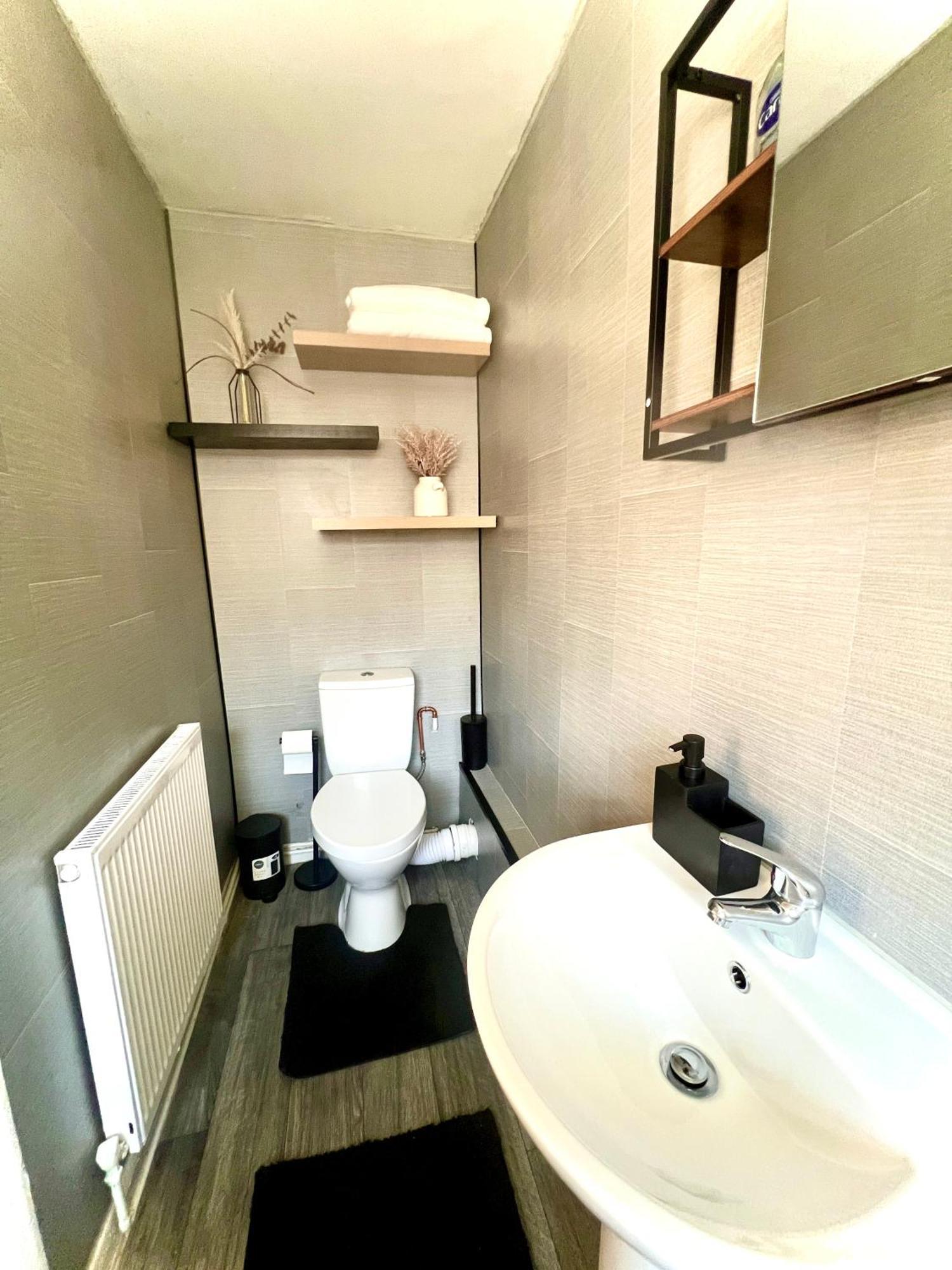 Centrally Located With Free Wifi * Kingston upon Hull